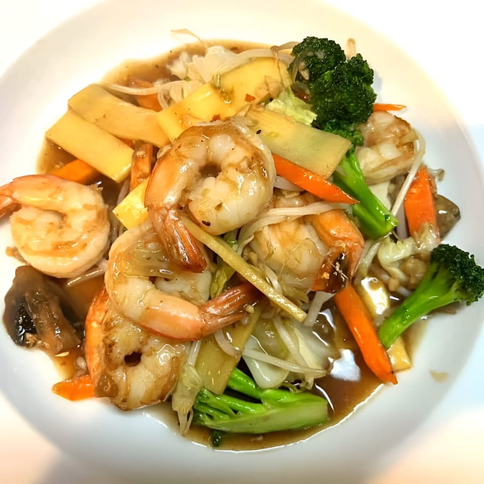 Thai Green House shrimp stir-fry with broccoli, carrots, and bamboo shoots in a savory sauce.